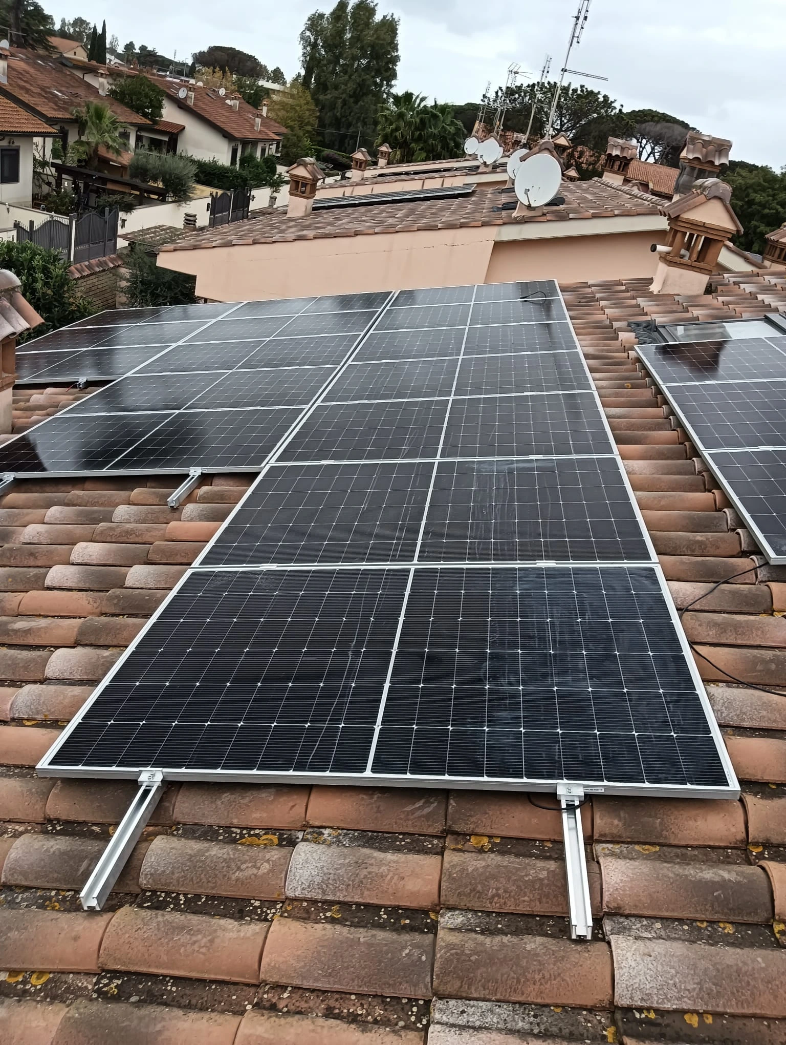 Impianto fotovoltaico 8,1 kW con accumulo 18 kWh installato all'Infernetto Roma
